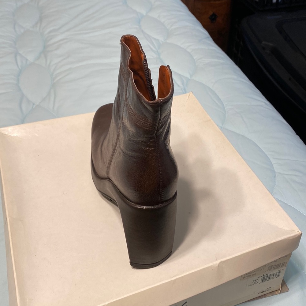 Woman BCBG short boots